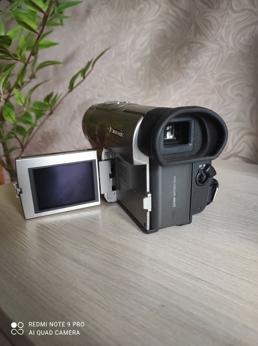 Видеокамера Panasonic NV-DS11 (MiniDV) 
Продам цифровую видеокамеру Panasonic NV-DS11 (формат кассет