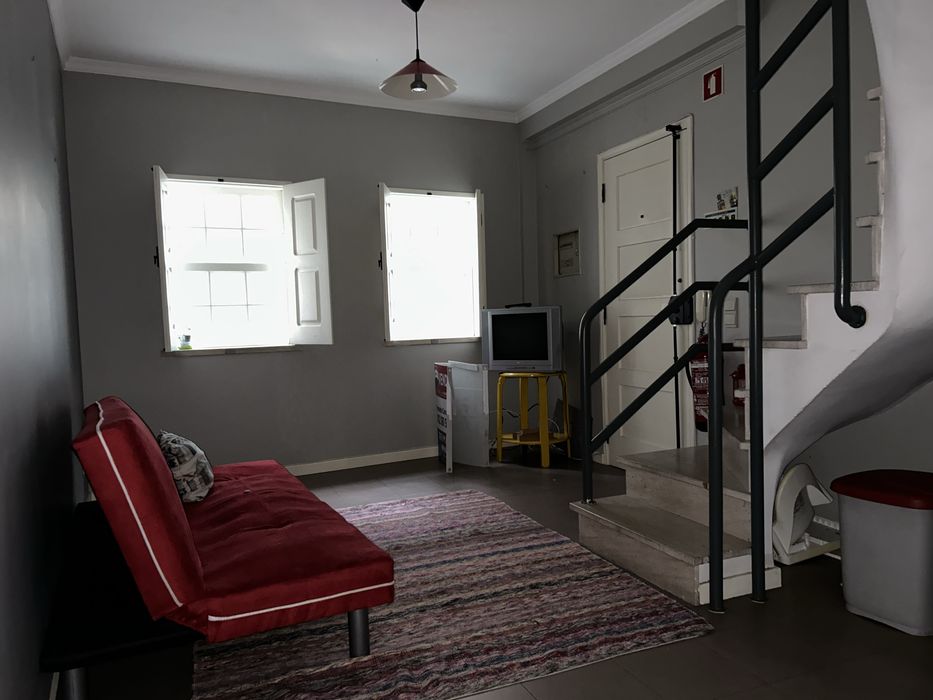 Arrenda-se T1 Duplex na Baixa de Coimbra com despesas– Rua da Louça