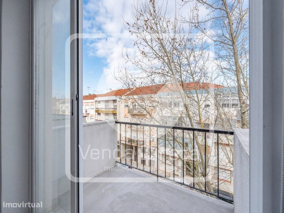 T2 Totalmente Remodelado com 3 Varandas | A 5 min do Cais Fluvial d...
