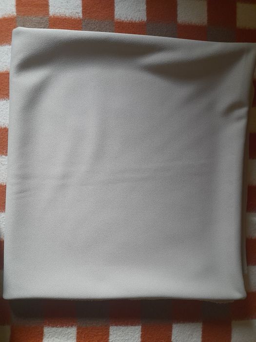 Beżowy materiał syntetyczny (np na spódnice, sukienkę)