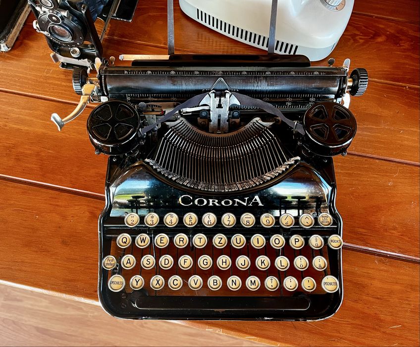 Antiga maquina de escrever Corona