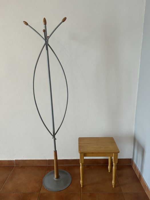 Bengaleiro e Mesa de apoio de madeira