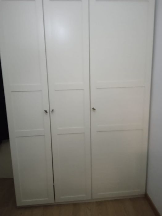 Roupeiro branco IKEA com 3 portas