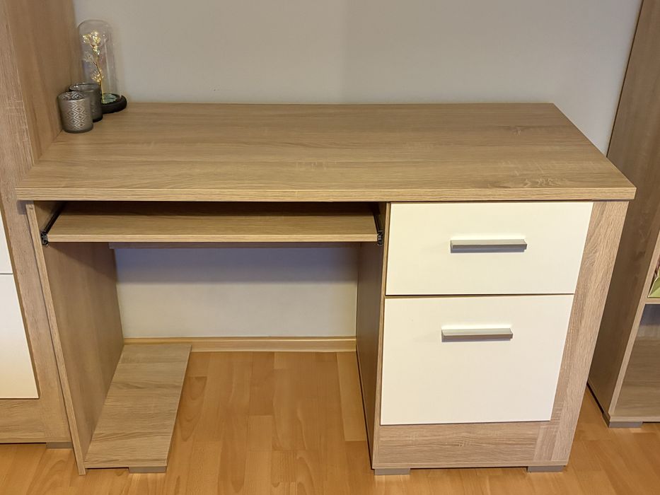 Biurko jasne z szufladami.