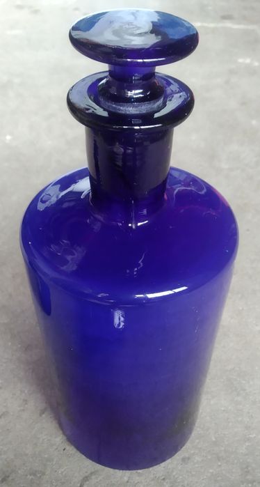 Frascos e cinzeiro de farmácia antiga em vidro azul cobalto