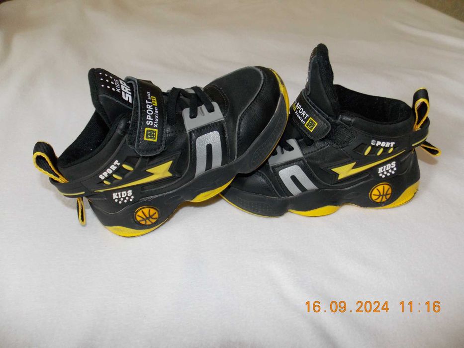 Кросівки на хлопчика 30р устілка 19см