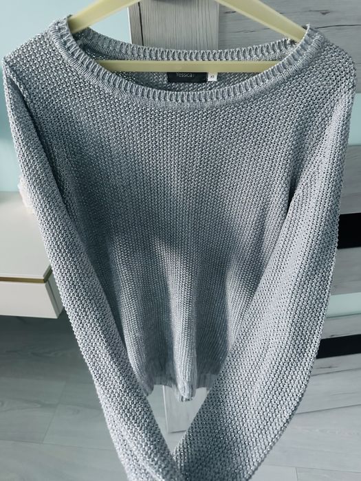 Sweterek ze srebrną nicią