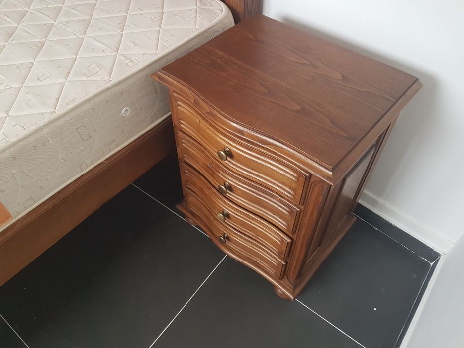 1 cama 2 mesas cabeceira