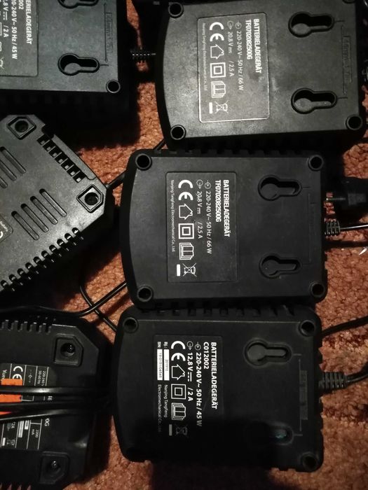 8 Ładowarek do baterii stan nieznany wszystko razem