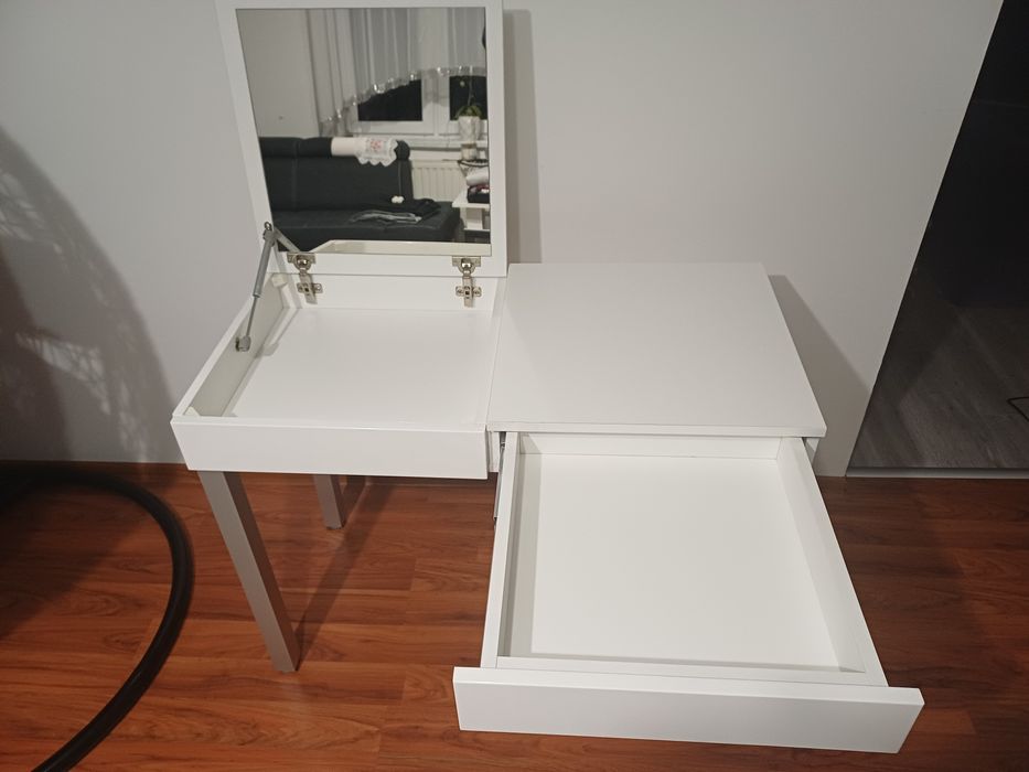 Toaletka z lustrem i szuflada