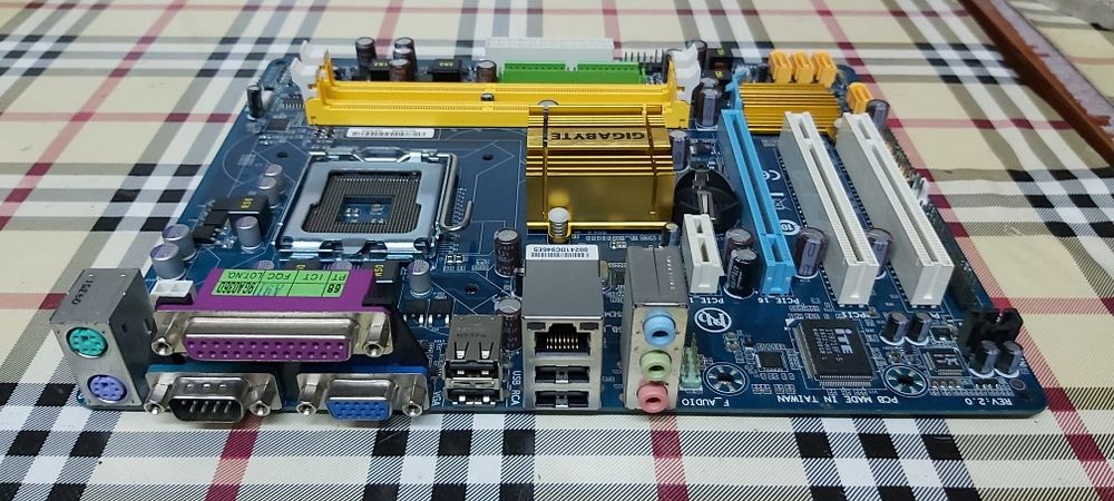 Motherboard Gigabyte GA-G31M-ES2L, Socket 775 + Processador