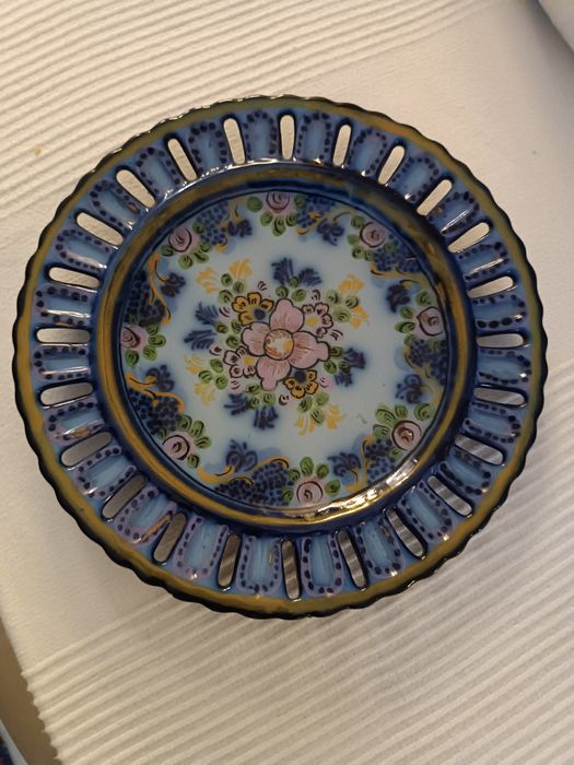 Vendo um prato das caldas da rainha antigo