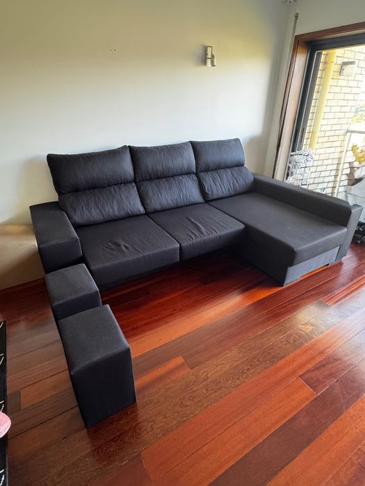 Sofá preto com chaise longue