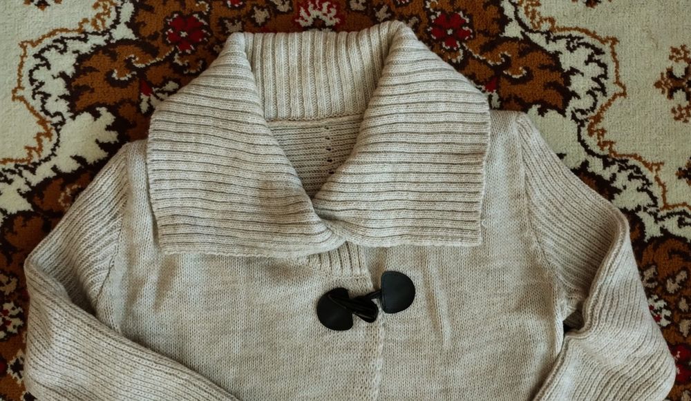 Sweterek beżowy na guzik roz. M.