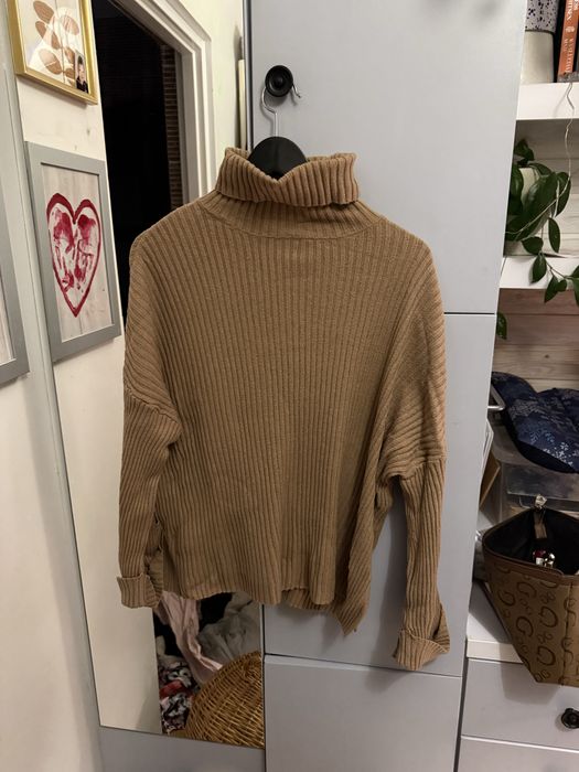 Brązowy beżowy sweter golf szerokie rękawy pull and bear m