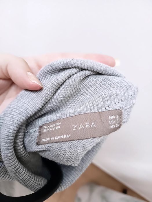 T-shirt Cinzenta Clara com Gola