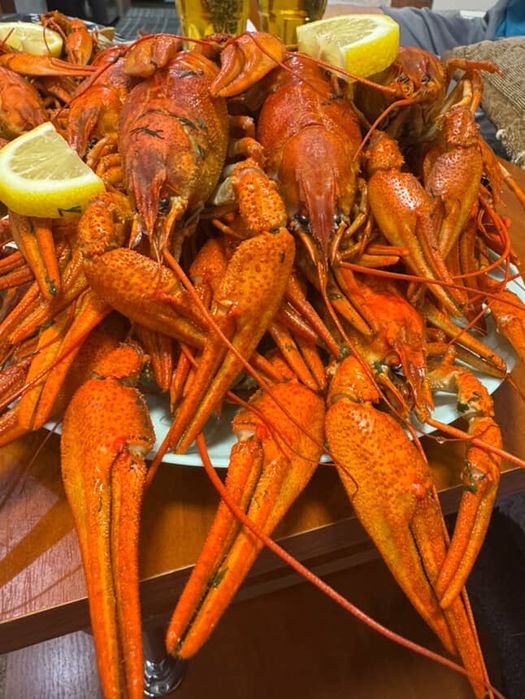 Раки варені в різних соусах.