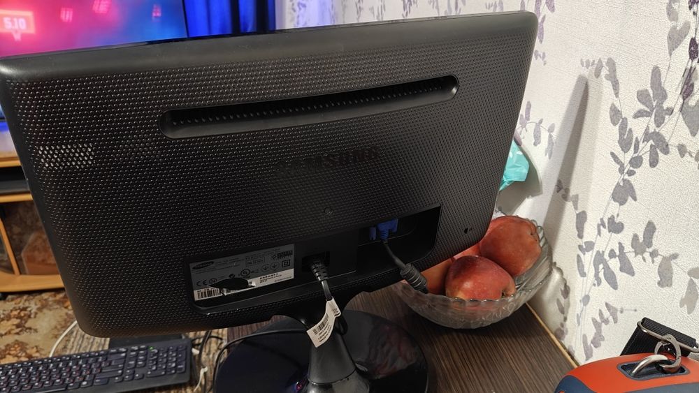 Продам samsung s19a10  разрешение 1366*768