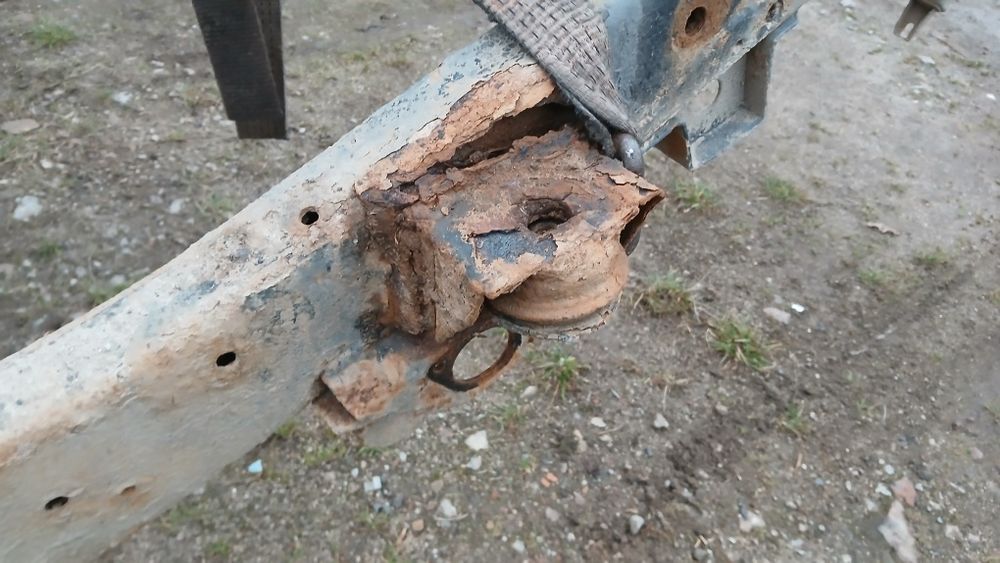 Nissan Pickup D22 D21 Navara NP300 rama tył