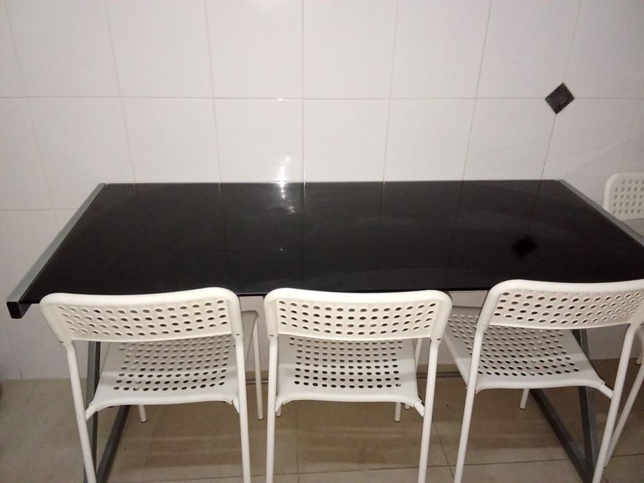 Mesa com pés metálicos e tampo em vidro
