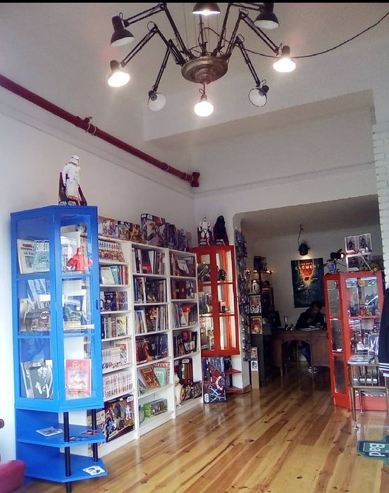 Candeeiro de tecto e vitrines electrificadas