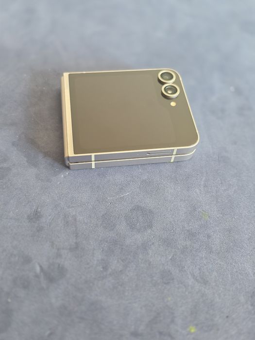 Samsung Galaxy Z Flip6 512GB Silver Shadow – Impecável