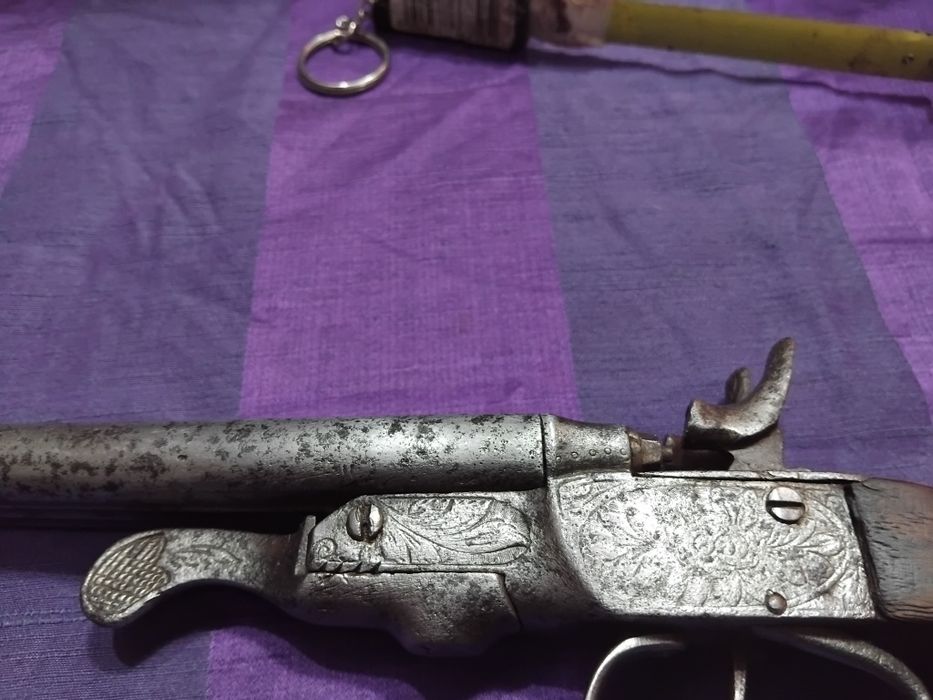 Pistola antiga de coleção  guarnições em ferro