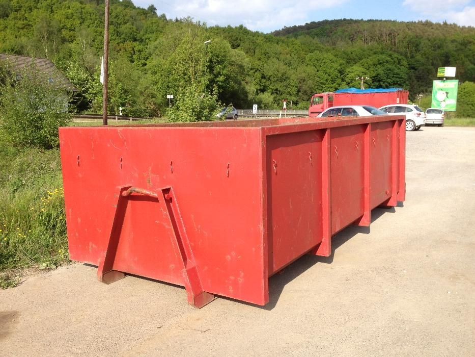 Kontener wywóz gruzu śmieci odpadów mebli wełny gabarytów