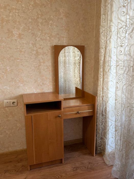 Продам комплект прикроватных тумбочек, столик дял макияжа, комод