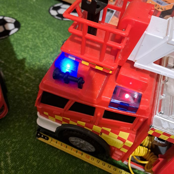 Duży samochód strażacki 56 cm
