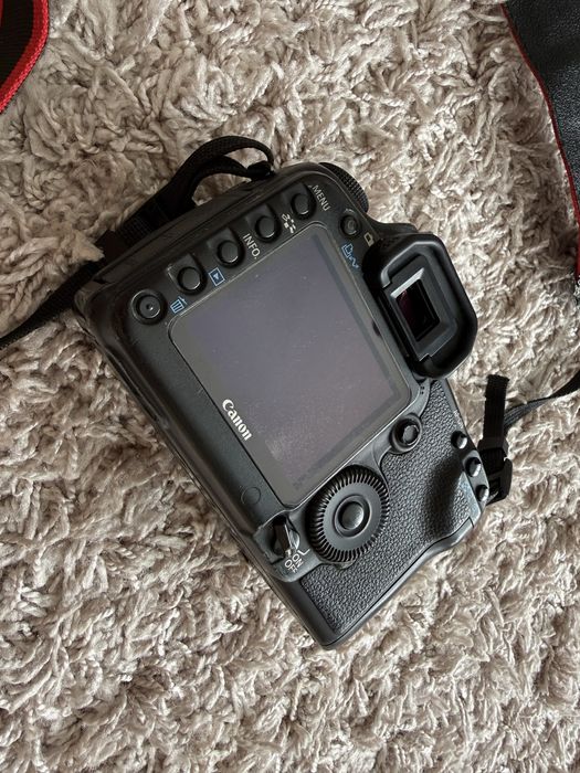 Canon EOS 5D Mark II + батарейний блок + зарядний + 3 карти пам’яті + повний комплект