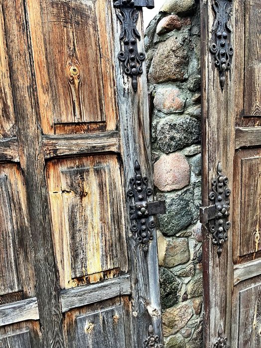 Drewniane drzwi garażowe[brama] z pięknymi okuciami + drzwi wejściowe