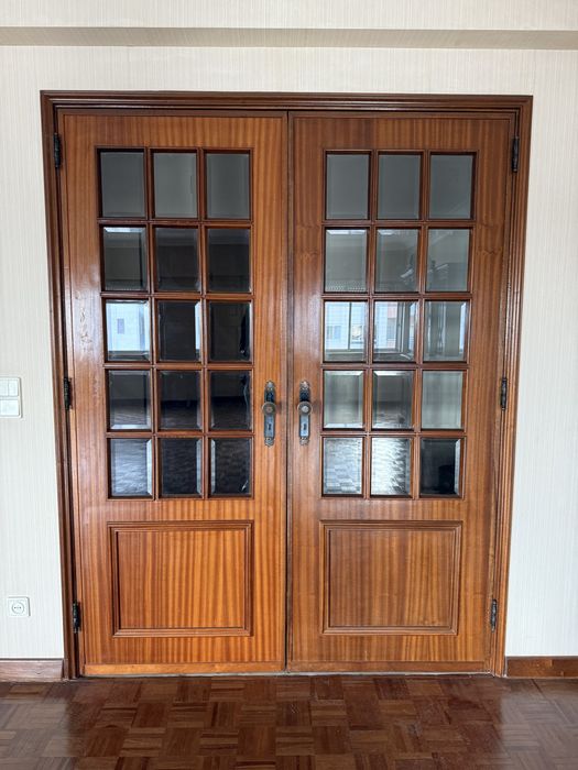 Portas duplas completas em madeira maciça com aros fechadura e puxador