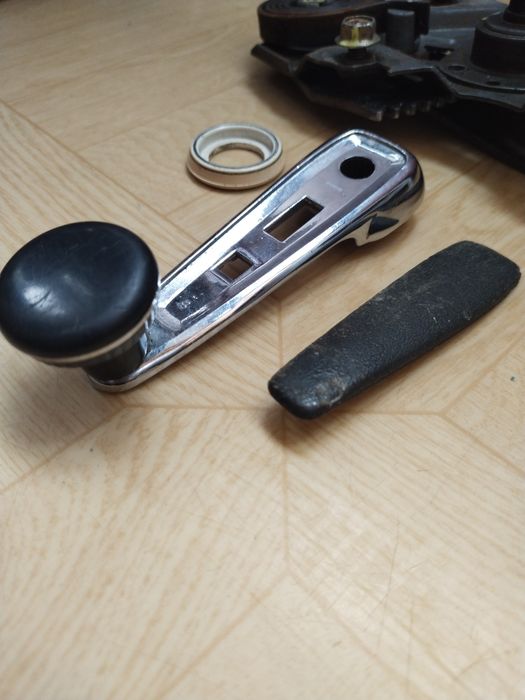 Мерседес W116/123 Механический стеклоподьемник (задний)
