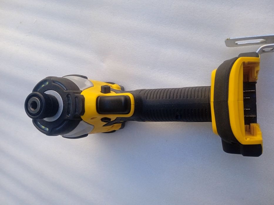 Імпакт DeWalt DCF860
