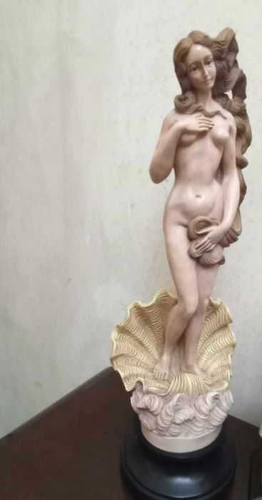 Linda estatueta da deusa de venus