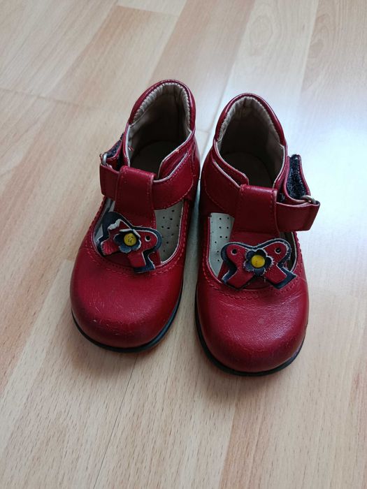 Отдам бесплатно туфли на девочку