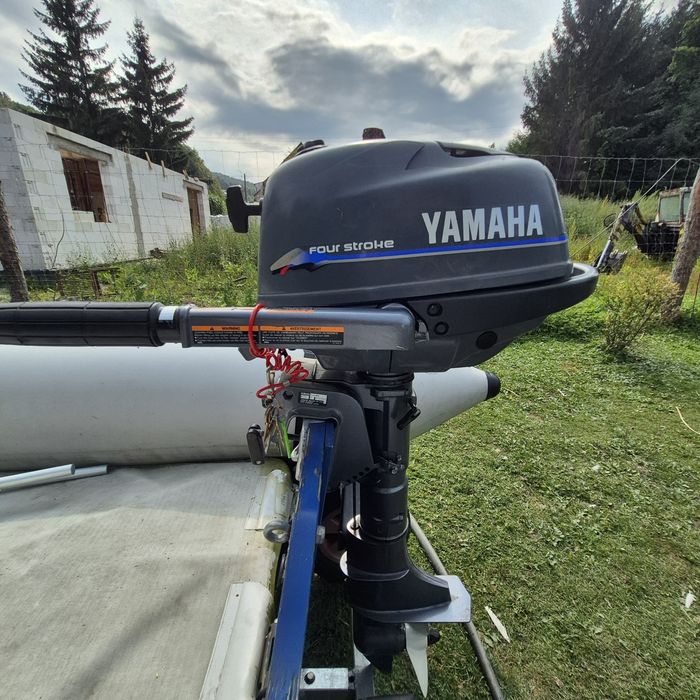 Ponton z zaburtowanym silnikiem spalinowym przyczepka Yamaha