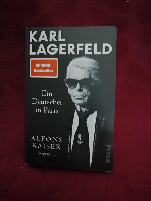 Livro Total Recall, Karl Legarfield, Artes