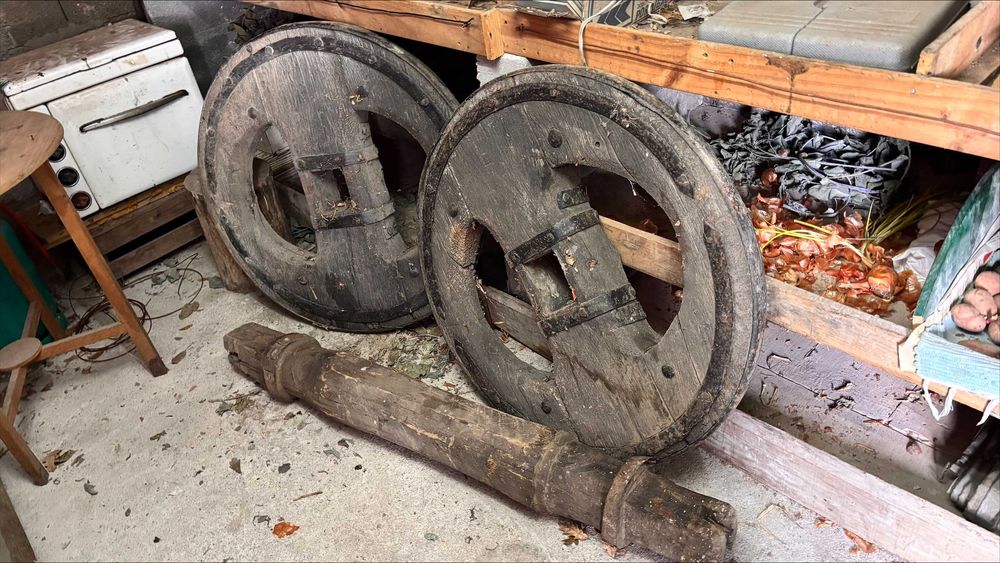 Duas rodas de carro de bois com eixo