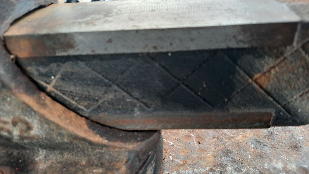 Продам тіски слісарні