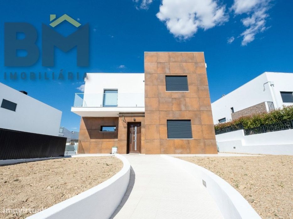 Luxurious 4-Bedroom Villa with Swimming Pool