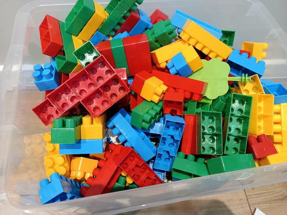 Klocki plastikowe z pojemnikiem