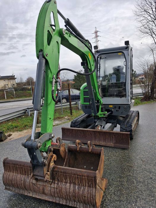 Mini Giratória  Mini Escavadora Neuson EZ38
