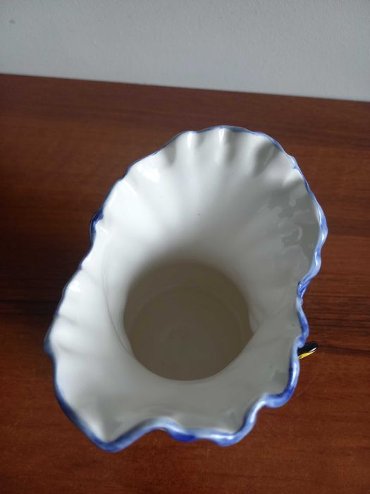 Wazon ceramika porcelana ozdobna z motylem.