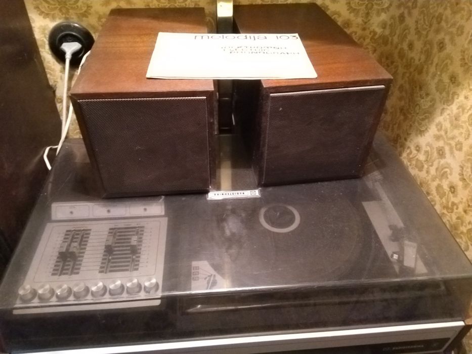 Проигрыватель "Радиотехника "Мелодия - 103" стерео с колонками. Торг.