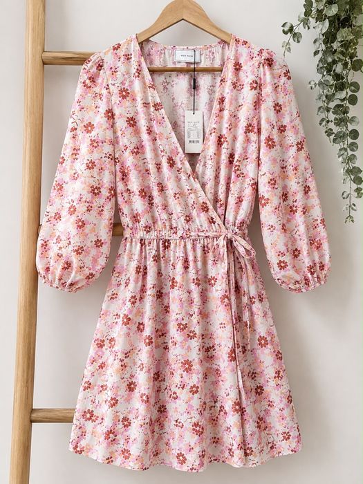 Lote de roupa nova com etiqueta