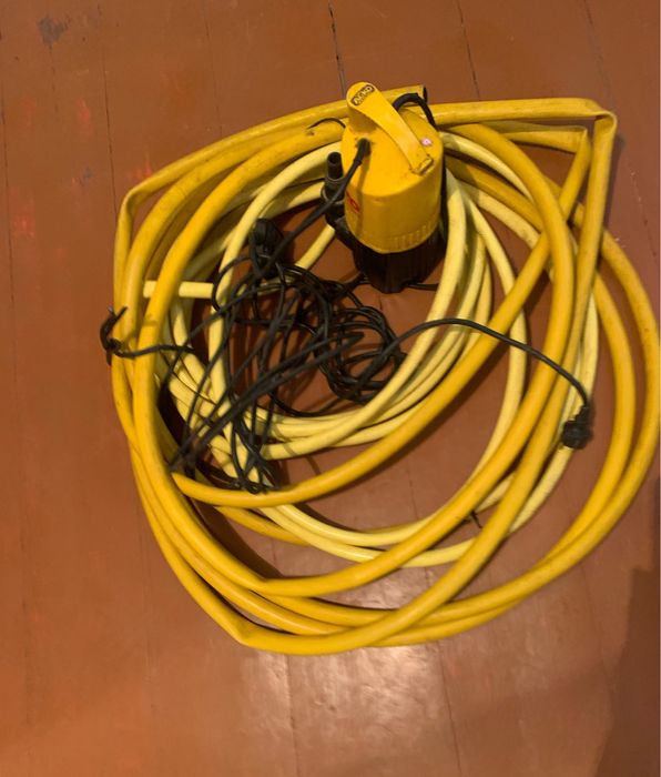 Насос та шланг для відкачування води та поливу