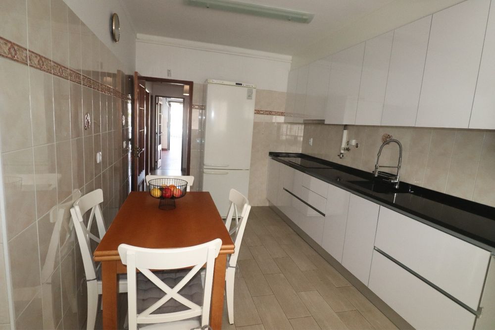 Oportunidade! Mesa extensivel em madeira maciça e 4 cadeiras