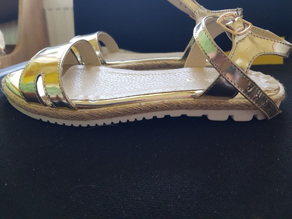 Босоножки кожаные